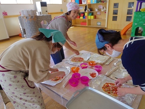 ピザづくり 母.jpg