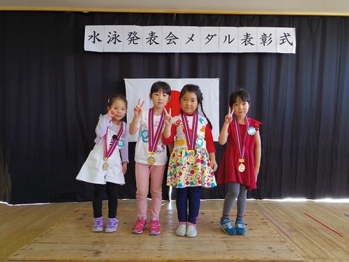 表彰式 女の子.jpg